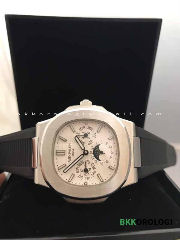 Patek Philippe Nautilus Calendario Annuale Quadrante Bianco 5726A-010